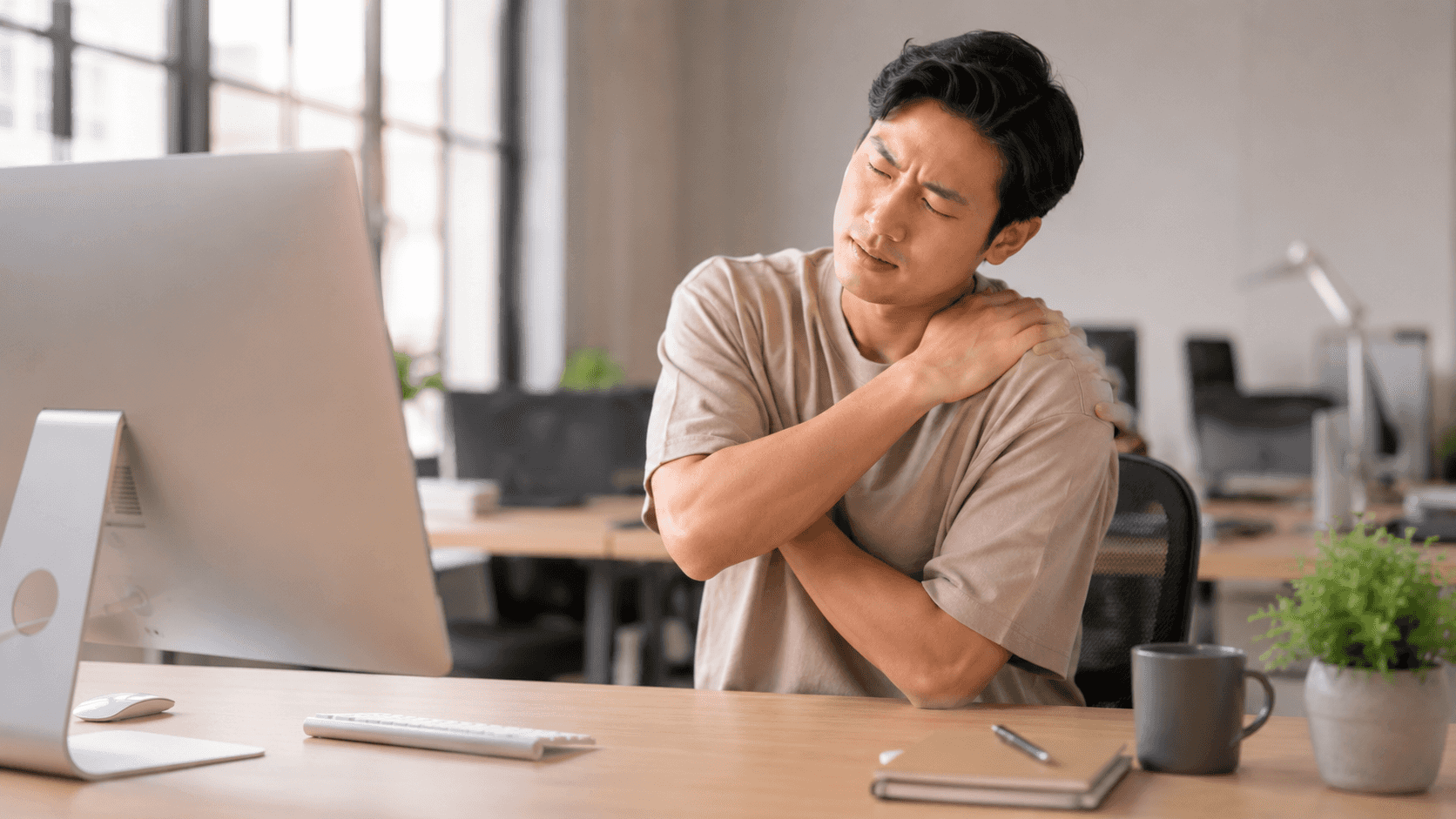 ออฟฟิศซินโดรมเกิดจากอะไร? เช็กอาการและวิธีแก้ปวดคอบ่าไหล่เรื้อรัง